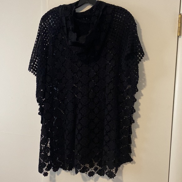Elie Tahari Black crocheted/lace style hooded poncho Sz M - Picture 2 of 5